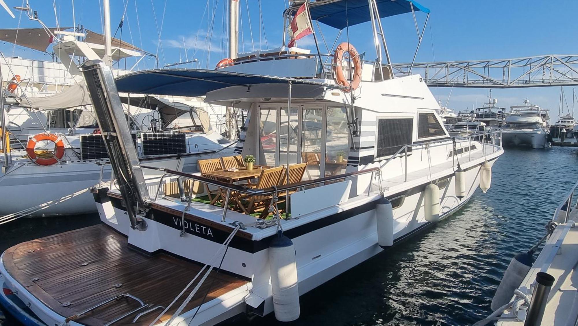 Hotel na wodzie Beautiful And Comfy Boat In With Boat Tour Option